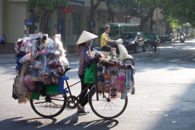 Hanoi, Vietnam, 23 Ağustos 2015: Vietnam 'da Yaşam Hanoi, Vietnam Sokağı satıcıları Hanoi' nin Eski Mahallesi