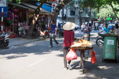 Hanoi, Vietnam, 23 Ağustos 2015: Vietnam 'da Yaşam Hanoi, Vietnam Sokağı satıcıları Hanoi' nin Eski Mahallesi