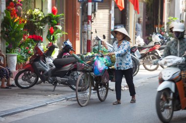 Hanoi, Vietnam, 23 Ağustos 2015: Vietnam 'da Yaşam Hanoi, Vietnam Sokağı satıcıları Hanoi' nin Eski Mahallesi
