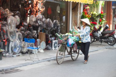 Hanoi, Vietnam, 23 Ağustos 2015: Vietnam 'da Yaşam Hanoi, Vietnam Sokağı satıcıları Hanoi' nin Eski Mahallesi