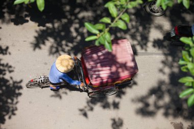 Hanoi, Vietnam 28 Ağustos 2016: Vietnam 'da günlük yaşam. Turistler Hanoi 'nin Eski Mahallesi' ne pedikürle bakıyorlar.