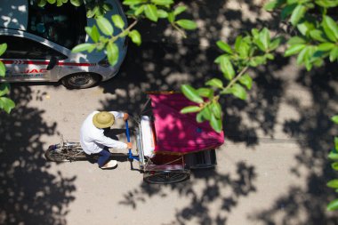 Hanoi, Vietnam 28 Ağustos 2016: Vietnam 'da günlük yaşam. Turistler Hanoi 'nin Eski Mahallesi' ne pedikürle bakıyorlar.