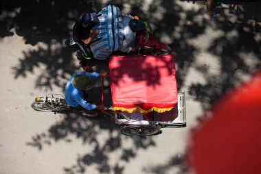 Hanoi, Vietnam 28 Ağustos 2016: Vietnam 'da günlük yaşam. Turistler Hanoi 'nin Eski Mahallesi' ne pedikürle bakıyorlar.