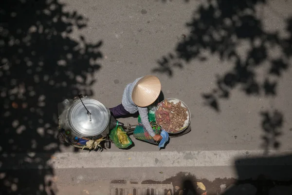 Hanoi, Vietnam, 23 Ağustos 2015: Vietnam 'da Yaşam Hanoi, Vietnam Sokağı satıcıları Hanoi' nin Eski Mahallesi