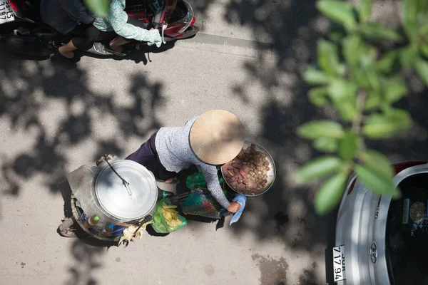 Hanoi, Vietnam, 23 Ağustos 2015: Vietnam 'da Yaşam Hanoi, Vietnam Sokağı satıcıları Hanoi' nin Eski Mahallesi
