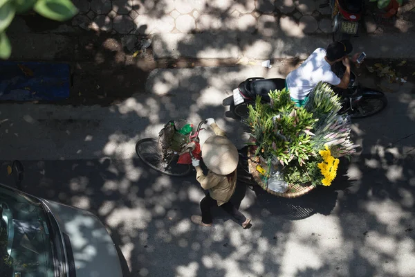 Hanoi, Vietnam, 23 Ağustos 2015: Vietnam 'da Yaşam Hanoi, Vietnam Sokağı satıcıları Hanoi' nin Eski Mahallesi