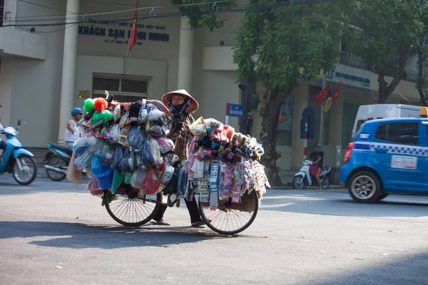 Hanoi, Vietnam, 23 Ağustos 2015: Vietnam 'da Yaşam Hanoi, Vietnam Sokağı satıcıları Hanoi' nin Eski Mahallesi