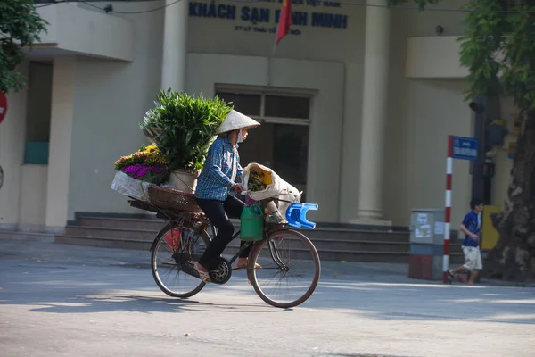 Hanoi, Vietnam, 23 Ağustos 2015: Vietnam 'da Yaşam Hanoi, Vietnam Sokağı satıcıları Hanoi' nin Eski Mahallesi