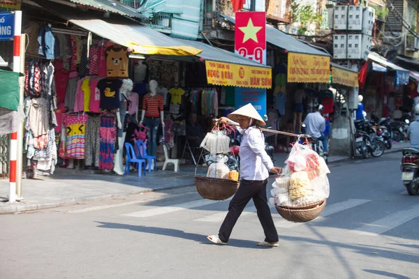 Hanoi, Vietnam, 23 Ağustos 2015: Vietnam 'da Yaşam Hanoi, Vietnam Sokağı satıcıları Hanoi' nin Eski Mahallesi