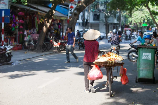 Hanoi, Vietnam, 23 Ağustos 2015: Vietnam 'da Yaşam Hanoi, Vietnam Sokağı satıcıları Hanoi' nin Eski Mahallesi
