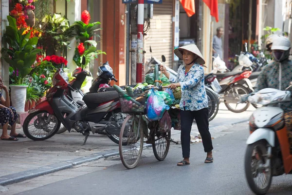 Hanoi, Vietnam, 23 Ağustos 2015: Vietnam 'da Yaşam Hanoi, Vietnam Sokağı satıcıları Hanoi' nin Eski Mahallesi
