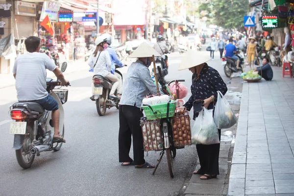 Hanoi, Vietnam, 23 Ağustos 2015: Vietnam 'da Yaşam Hanoi, Vietnam Sokağı satıcıları Hanoi' nin Eski Mahallesi