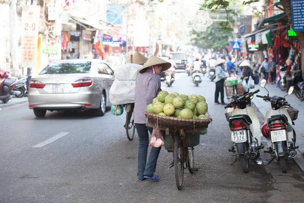 Hanoi, Vietnam, 23 Ağustos 2015: Vietnam 'da Yaşam Hanoi, Vietnam Sokağı satıcıları Hanoi' nin Eski Mahallesi
