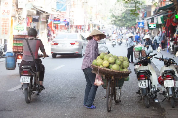 Hanoi, Vietnam, 23 Ağustos 2015: Vietnam 'da Yaşam Hanoi, Vietnam Sokağı satıcıları Hanoi' nin Eski Mahallesi