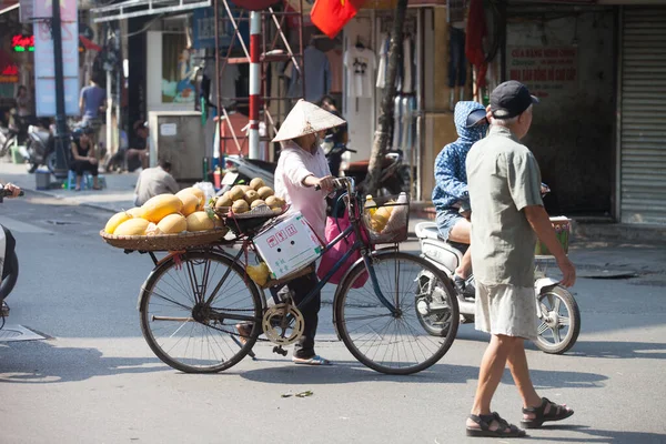 Hanoi, Vietnam, 23 Ağustos 2015: Vietnam 'da Yaşam Hanoi, Vietnam Sokağı satıcıları Hanoi' nin Eski Mahallesi