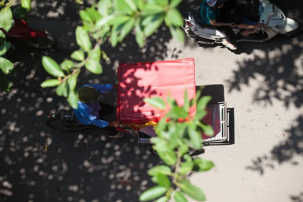 Hanoi, Vietnam 28 Ağustos 2016: Vietnam 'da günlük yaşam. Turistler Hanoi 'nin Eski Mahallesi' ne pedikürle bakıyorlar.