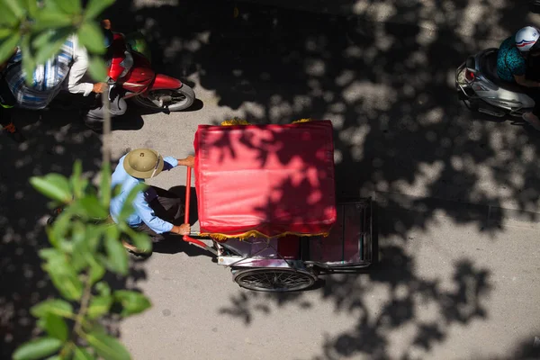 Hanoi, Vietnam 28 Ağustos 2016: Vietnam 'da günlük yaşam. Turistler Hanoi 'nin Eski Mahallesi' ne pedikürle bakıyorlar.