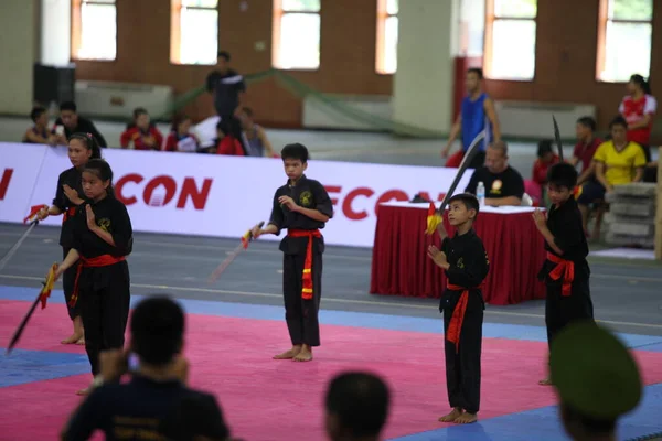 Hanoi Vietnam August 2015 Vietnamesische Faustkämpfer Traditioneller Tracht Führen Bei — Stockfoto
