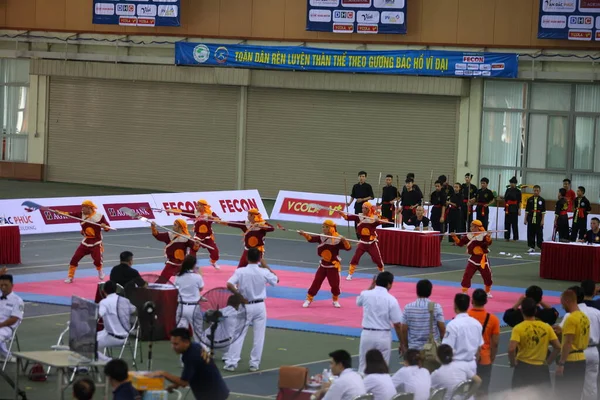 Hanói Vietnã Agosto 2015 Pugilistas Vietnamitas Trajes Tradicionais Fazendo Uma — Fotografia de Stock