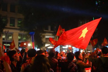 Hanoi-10 Aralık 2019. Vietnamlı taraftarlar 2019 Deniz Oyunları 'nda erkeklerin altın madalyasını kutluyorlar. Tarihteki ilk altın madalya. Binlerce insan Hanoi, HCM City ve diğer şehirlere akın etti..