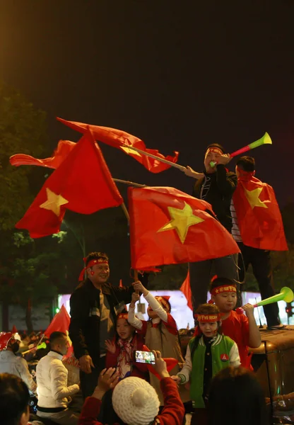 Hanoi, Vietnam 'da günlük hayat. Sabah 6 Ağustos 2020 'de trafik sıkışıklığı.