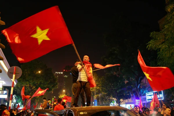 Hanoi, Vietnam 'da günlük hayat. Sabah 6 Ağustos 2020 'de trafik sıkışıklığı.
