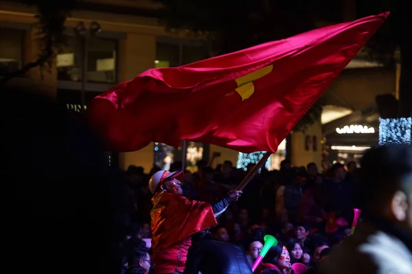 Hanoi-10 Aralık 2019. Vietnamlı taraftarlar 2019 Deniz Oyunları 'nda erkeklerin altın madalyasını kutluyorlar. Tarihteki ilk altın madalya. Binlerce insan Hanoi, HCM City ve diğer şehirlere akın etti..