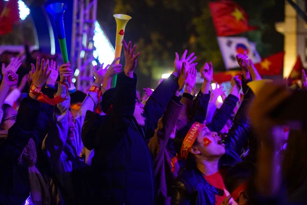 Hanoi-10 Aralık 2019. Vietnamlı taraftarlar 2019 Deniz Oyunları 'nda erkeklerin altın madalyasını kutluyorlar. Tarihteki ilk altın madalya. Binlerce insan Hanoi, HCM City ve diğer şehirlere akın etti..