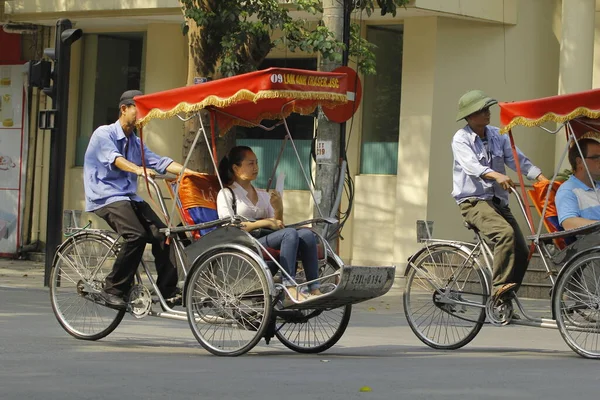 Hanoi Vietnam Oktober 2016 Traditionell Cyklo Förare Tar Rökpaus Väntan — Stockfoto