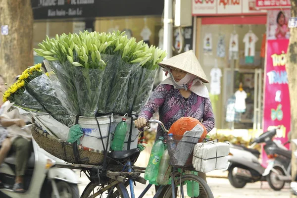 Hanoi Vietnam Ottobre 2016 Venditore Ambulante Con Una Bicicletta Strade — Foto Stock