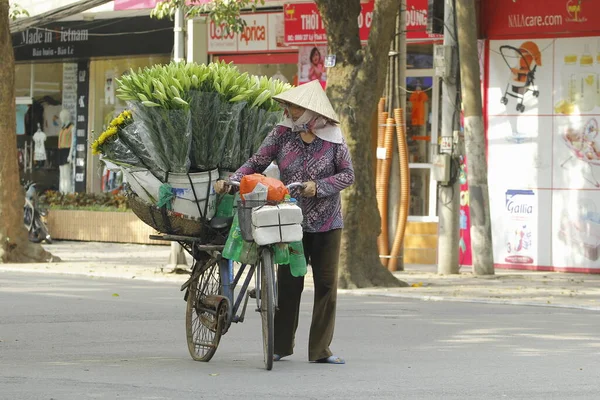 Hanoi Vietnam Octubre 2016 Vendedor Ambulante Con Bicicleta Las Calles —  Fotos de Stock