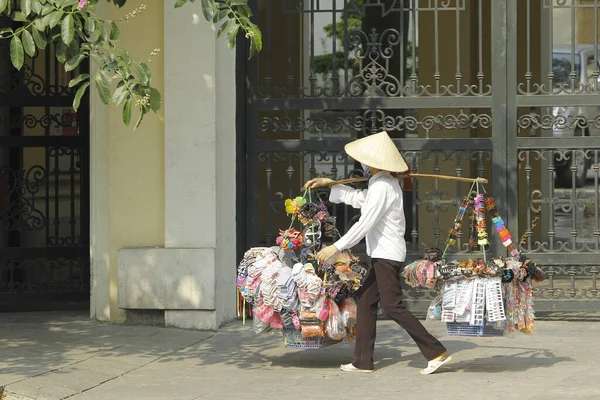 Hanoi Vietnam Octubre 2016 Vendedor Ambulante Con Bicicleta Las Calles —  Fotos de Stock