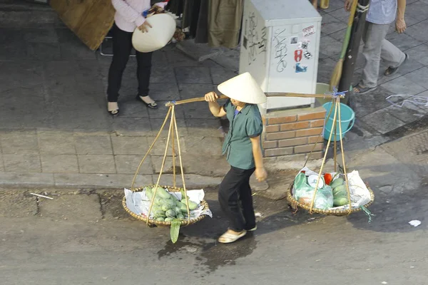 ベトナムのハノイ 2016年10月15日 ハノイ ベトナムの通りに自転車で通りのベンダー 首都で忙しい交通の中で伝統的な帽子を販売する — ストック写真