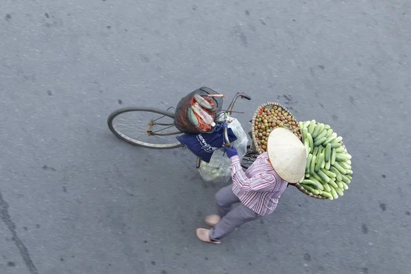 越南河内 2016年10月15日 在越南河内的街上卖自行车的街头小贩 在首都繁忙的交通中出售传统的帽子 — 图库照片