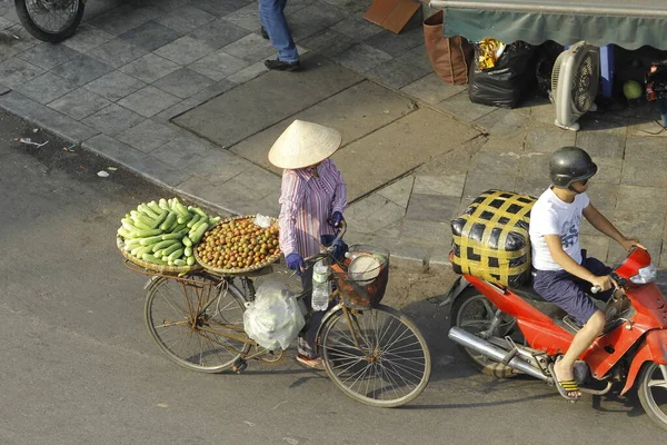 하노이 베트남 2016 하노이의 거리에 자전거를 가지고 다니는 수도의 교통이 — 스톡 사진
