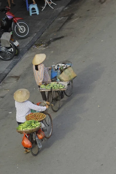 Hanoi Vietnam Octubre 2016 Vendedor Ambulante Con Bicicleta Las Calles —  Fotos de Stock