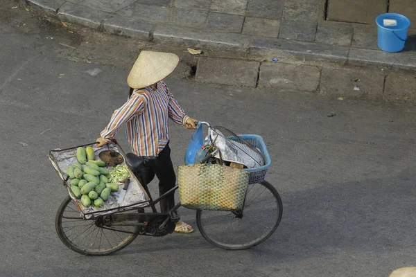 Hanói Vietnã Outubro 2016 Vendedor Rua Com Uma Bicicleta Nas Fotos De Bancos De Imagens Sem Royalties