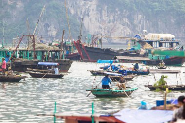 Ha Long Körfezi, Vietnam-29 Kasım 2014: Ha long Bay 'de balıkçı teknesi, Halong Körfezi, Vietnam, Güneydoğu Asi