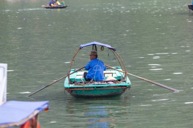 Ha Long Körfezi, Vietnam-29 Kasım 2014: Ha long Bay 'de balıkçı teknesi, Halong Körfezi, Vietnam, Güneydoğu Asi