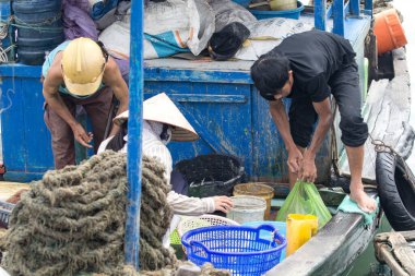 Ha Long Körfezi, Vietnam-29 Kasım 2014: Ha long Bay 'de balıkçı teknesi, Halong Körfezi, Vietnam, Güneydoğu Asi