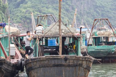 Ha Long Körfezi, Vietnam-29 Kasım 2014: Ha long Bay 'de balıkçı teknesi, Halong Körfezi, Vietnam, Güneydoğu Asi