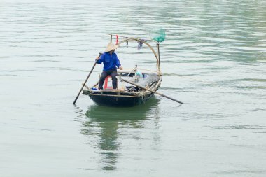 Ha Long Körfezi, Vietnam-29 Kasım 2014: Ha long Bay 'de balıkçı teknesi, Halong Körfezi, Vietnam, Güneydoğu Asi