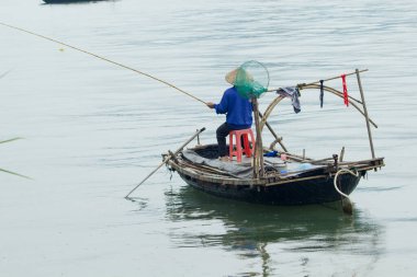 Ha Long Körfezi, Vietnam-29 Kasım 2014: Ha long Bay 'de balıkçı teknesi, Halong Körfezi, Vietnam, Güneydoğu Asi