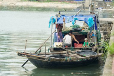 Ha Long Körfezi, Vietnam-29 Kasım 2014: Ha long Bay 'de balıkçı teknesi, Halong Körfezi, Vietnam, Güneydoğu Asi