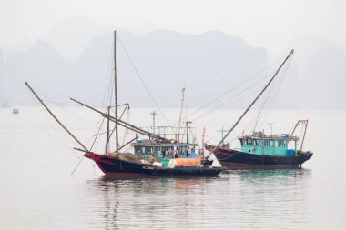 Ha Long Körfezi, Vietnam-29 Kasım 2014: Ha long Bay 'de balıkçı teknesi, Halong Körfezi, Vietnam, Güneydoğu Asi