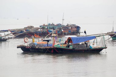 Ha Long Körfezi, Vietnam-29 Kasım 2014: Ha long Bay 'de balıkçı teknesi, Halong Körfezi, Vietnam, Güneydoğu Asi