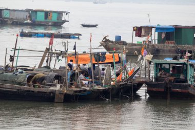 Ha Long Körfezi, Vietnam-29 Kasım 2014: Ha long Bay 'de balıkçı teknesi, Halong Körfezi, Vietnam, Güneydoğu Asi
