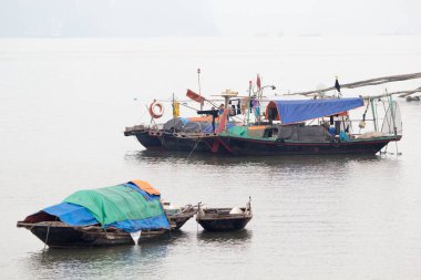 Ha Long Körfezi, Vietnam-29 Kasım 2014: Ha long Bay 'de balıkçı teknesi, Halong Körfezi, Vietnam, Güneydoğu Asi