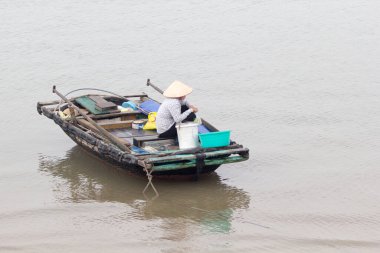 Ha Long Körfezi, Vietnam-29 Kasım 2014: Ha long Bay 'de balıkçı teknesi, Halong Körfezi, Vietnam, Güneydoğu Asi