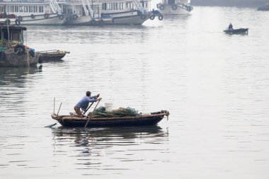 Ha Long Körfezi, Vietnam-29 Kasım 2014: Ha long Bay 'de balıkçı teknesi, Halong Körfezi, Vietnam, Güneydoğu Asi